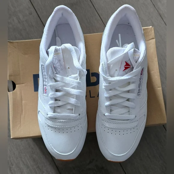 BNIB - New Womans Reebok Classic Sneakers Leather Upper Gum Soles Size 6 1/2 - Picture 2 of 7